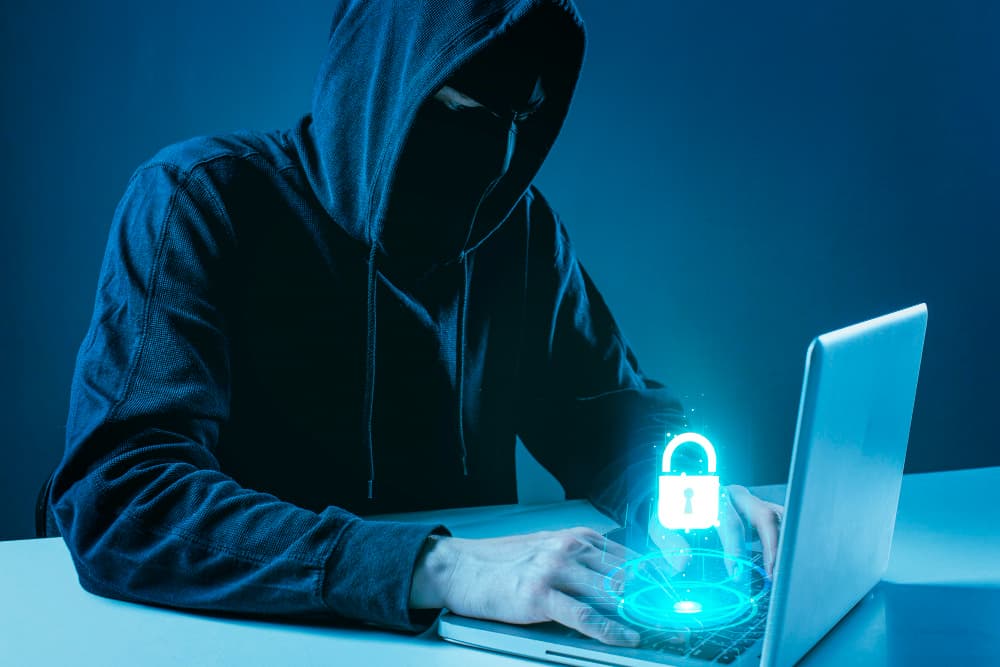 Specialista di cyber security che analizza log di sistema aziendale