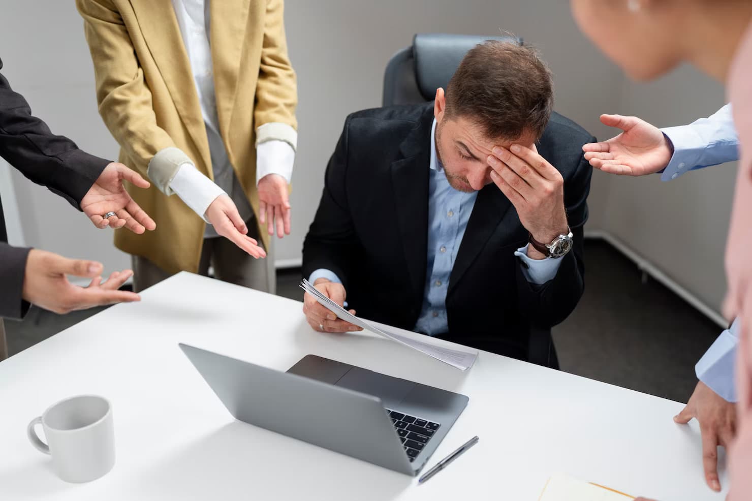 Investigatore privato di Arcadia Company che raccoglie prove di mobbing e condotte persecutorie sul luogo di lavoro
