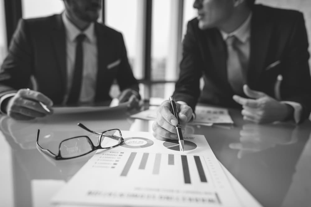 Analista de Arcadia Company que examina documentos societarios para una due diligence investigativa