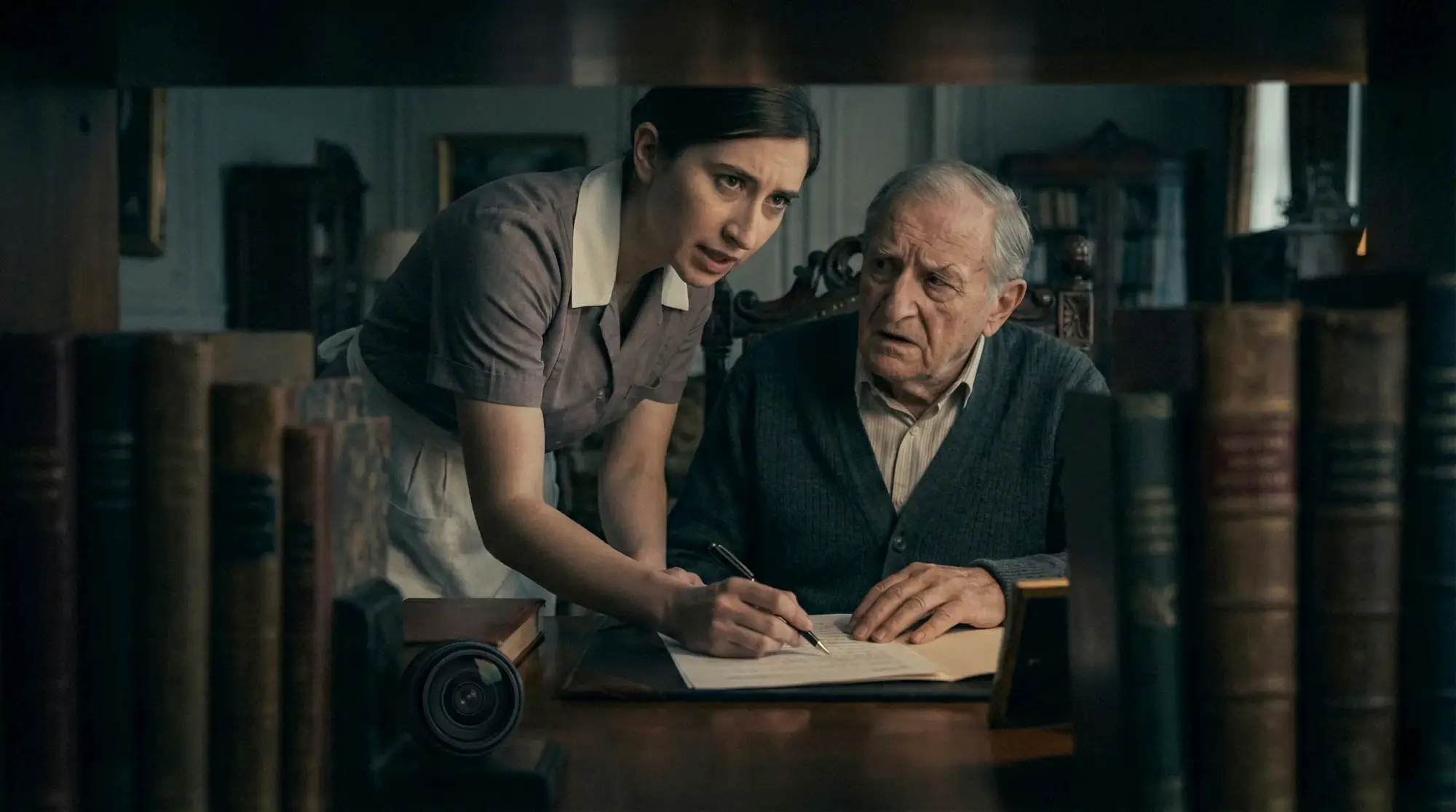 Badante fa firmare documenti e testamento a un anziano confuso, raccolta prove per casi di circonvenzione d'incapace e tutela del patrimonio.