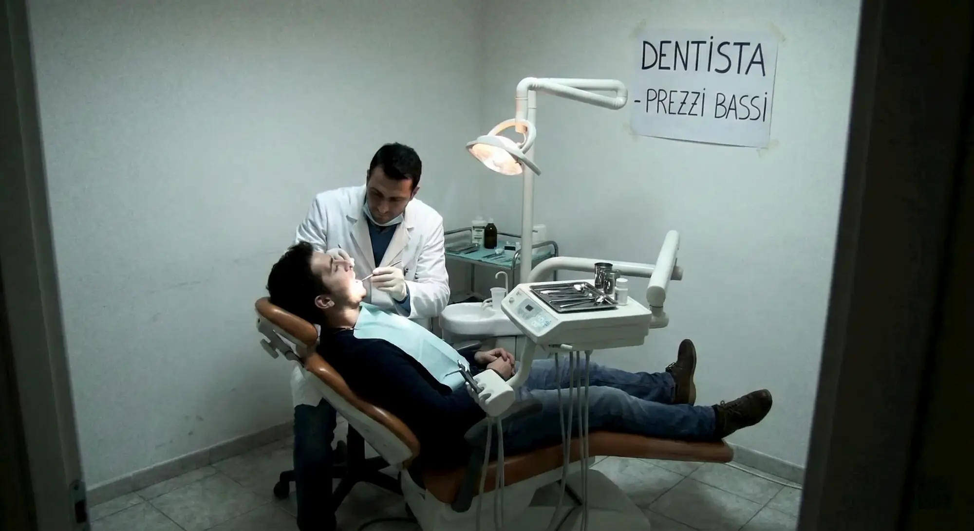 Finto dentista opera in uno studio non a norma con cartello prezzi bassi, esempio di indagini per smascherare l'esercizio abusivo della professione medica a Sesto San Giovanni.